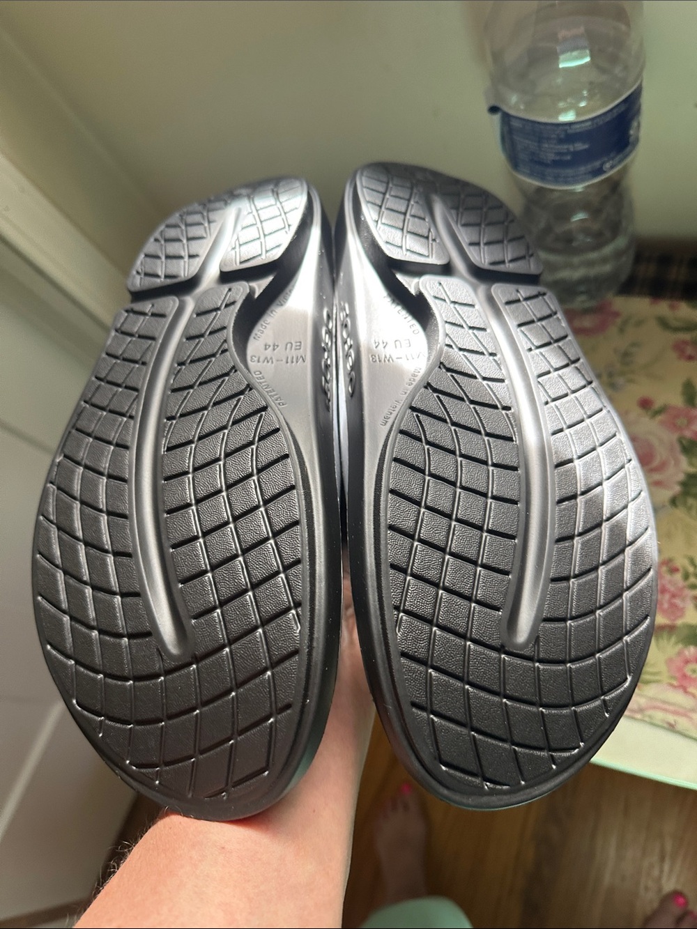 OOFOS Men's Black and grey Slide Sandals - Picture 3 of 5